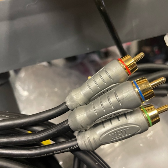 Audio video cords Monster cables 2 sets .
3 rca male per side - Picture 3 of 6